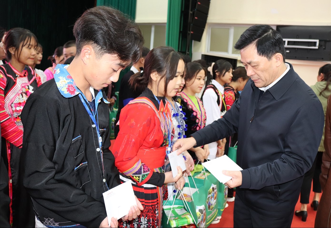 Thứ trưởng, Phó Chủ nhiệm UBDT Nông Quốc Tuấn cùng Đoàn công tác tặng quà Tết cho học sinh nghèo vượt khó của huyện Mường Nhé (Điện Biên)
