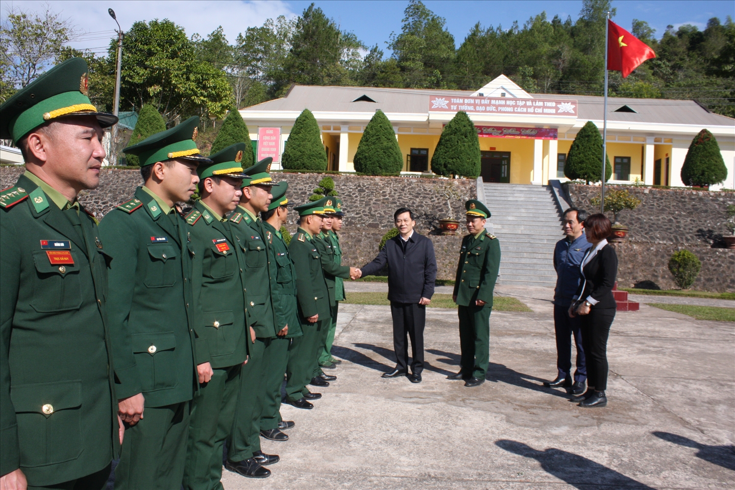 Thứ trưởng, Phó Chủ nhiệm UBDT Nông Quốc Tuấn thăm các cán bộ, chiến sĩ Đồn biên phòng A Pa Chải
