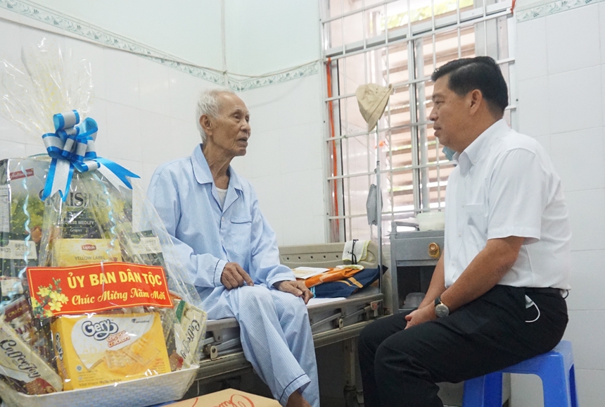 Thứ trưởng, Phó Chủ nhiệm Lê Sơn Hải thăm, tặng quà Tết đến ông Lâm Phú - nguyên Phó Chủ nhiệm Ủy ban Dân tộc và Miền núi đang điều trị bệnh tại Bệnh viện tỉnh Trà Vinh