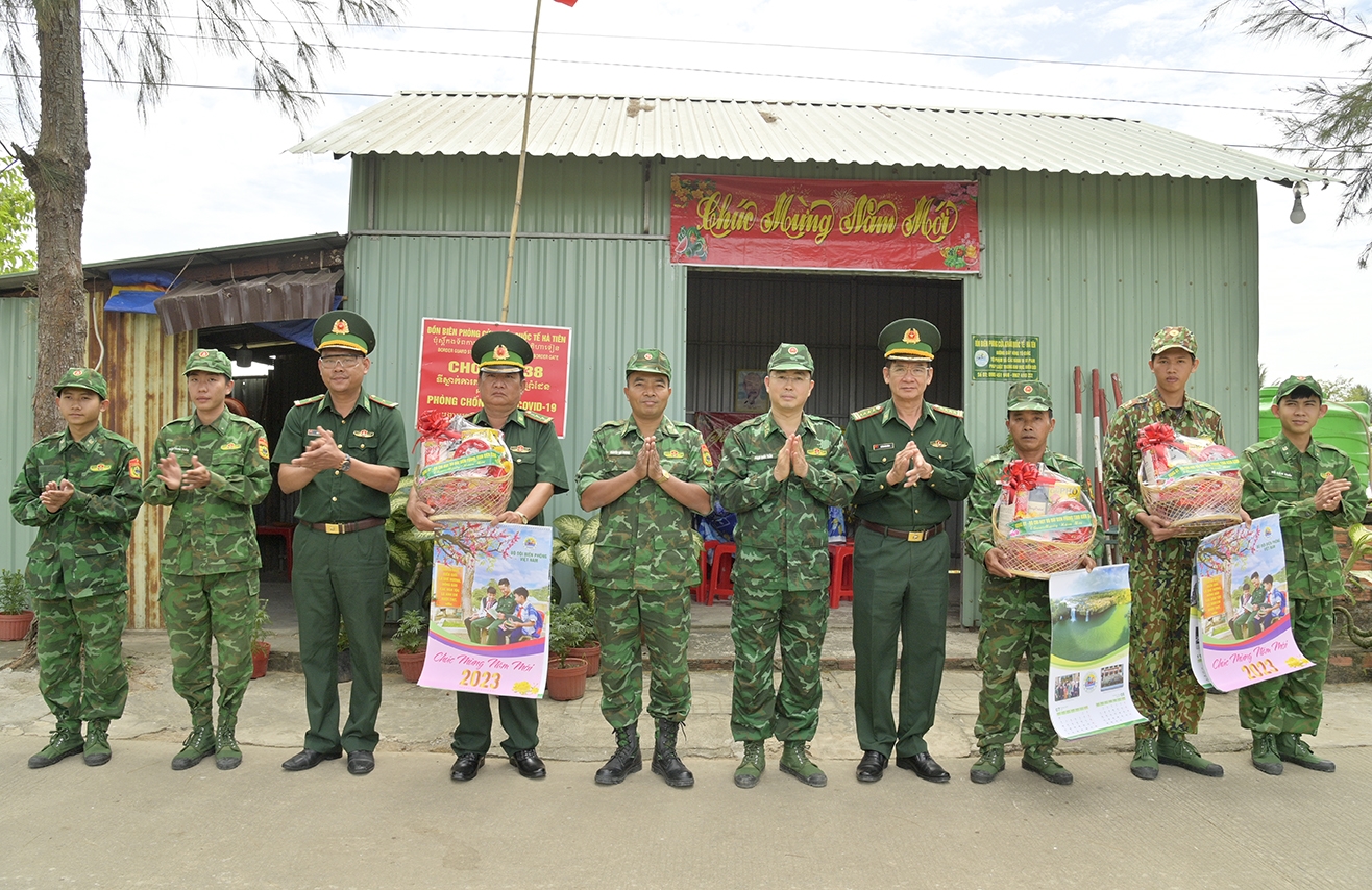 Đoàn công tác thăm, tặng quà Tết ở các chốt trên tuyến biên giới Hà Tiên