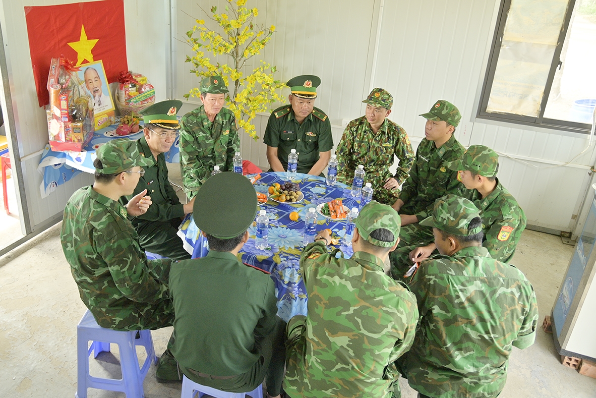 Đại tá Huỳnh Văn Đông - Bí thư Đảng ủy, Chính ủy Bộ đội Biên phòng tỉnh Kiên Giang ân cần thăm hỏi động viên cán bộ, chiến sĩ