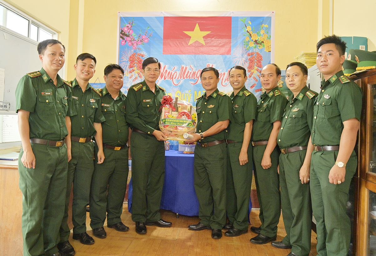 Đại tá Huỳnh Văn Đông - Bí thư Đảng ủy, Chính ủy Bộ đội Biên phòng tỉnh Kiên Giang (thứ 4 từ trái sang) tặng quà Tết đến các cán bộ chiến sĩ đang làm nhiệm vụ trên tuyến biên giới, biển đảo