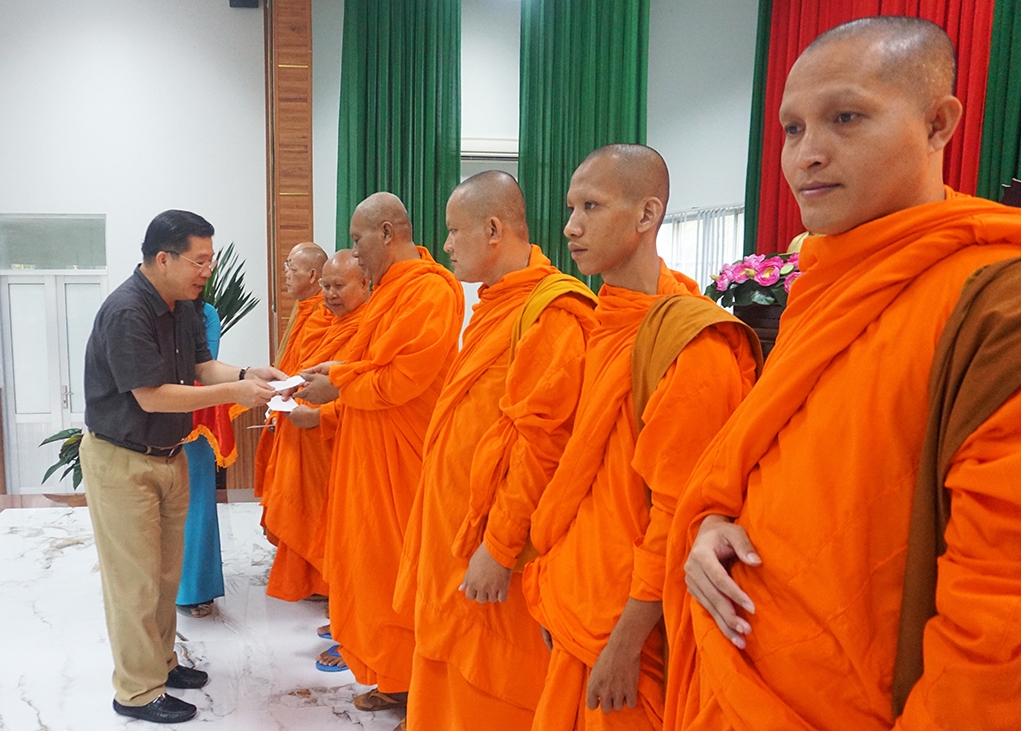 Thứ trưởng, Phó Chủ nhiệm Lê Sơn Hải trao quà mừng Xuân Quý Mão đến các vị sư là Người có uy tín trong đồng bào dân tộc Khmer 