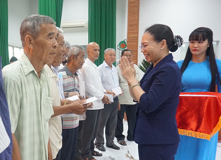 Bà Huỳnh Thị Ngọc Diễm trao quà đến Người có uy tín huyện Châu Thành 