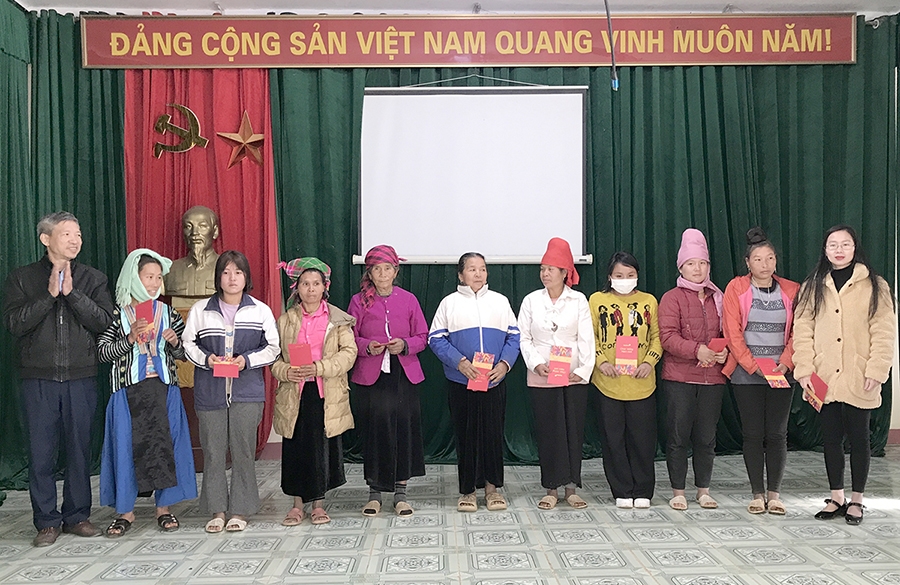 VietinBank Chi nhánh tỉnh Sơn La trao 50 suất quà Tết cho người nghèo, gia đình chính sách tại xã Chiềng Muôn, huyện Mường La