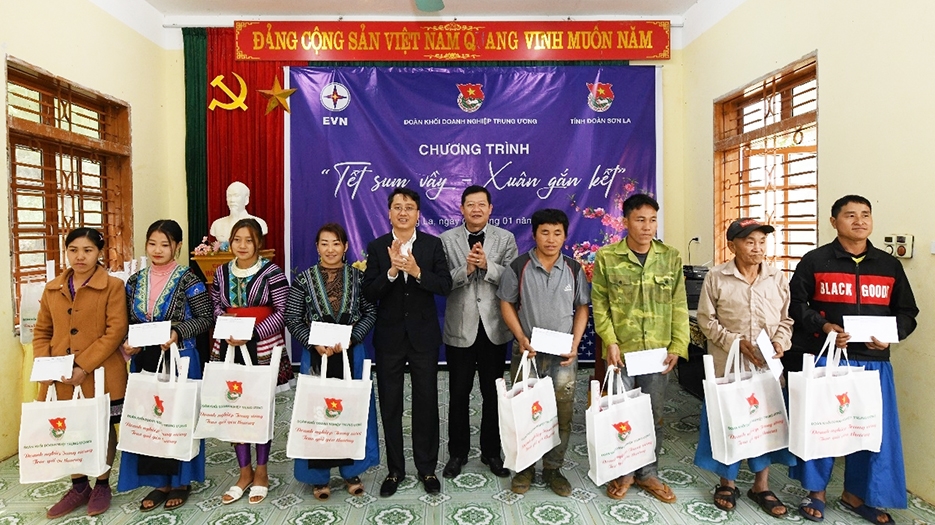 Công ty Thủy điện Sơn La tặng quà Tết cho Nhân dân bản Thẳm Hon, xã Tạ Bú