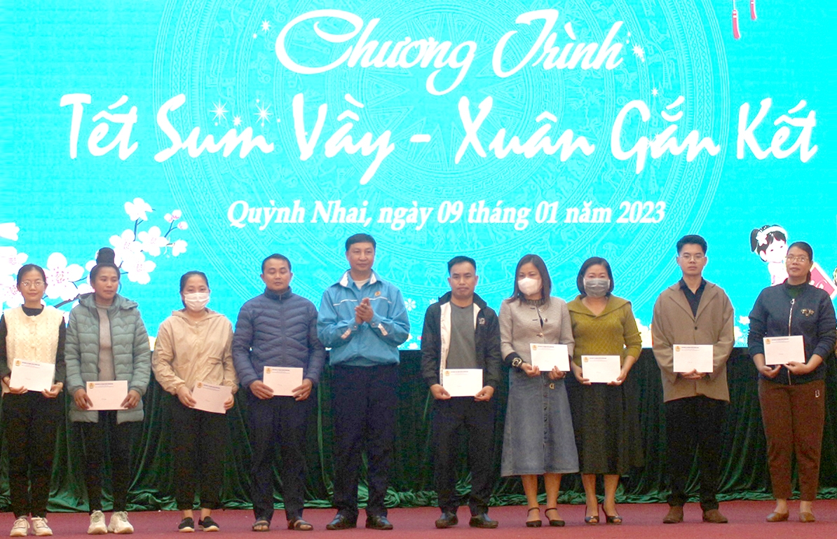 Liên đoàn Lao động huyện Quỳnh Nhai trao quà Tết cho đoàn viên có hoàn cảnh khó khăn