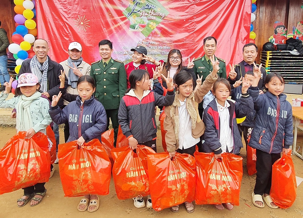 Đồn Biên phòng Cửa khẩu Quốc tế Na Mèo phối hợp với các Câu lạc bộ thiện nguyện tổ chức chương trình “Tết ấm vùng cao” tại các bản dân tộc Mông huyện Quan Sơn
