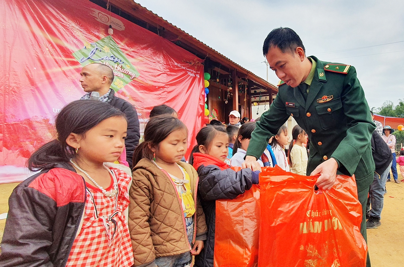 Cán bộ Đồn Biên phòng Cửa khẩu Quốc tế Na Mèo trao quà Tết cho các nhỏ ở đồng bào dân tộc Mông ở Quan Sơn