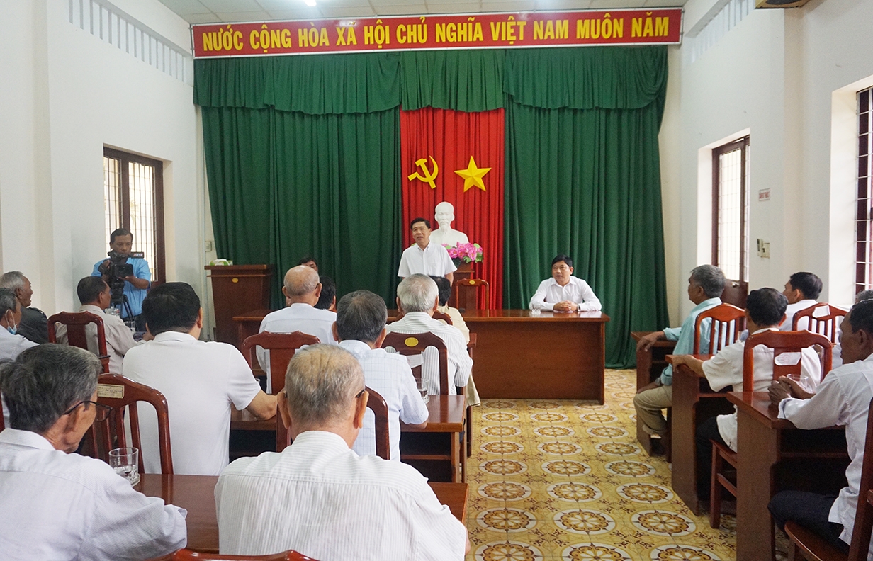 Thứ trưởng Lê Sơn Hải trao đổi thông tin với các đại biểu Người có uy tín