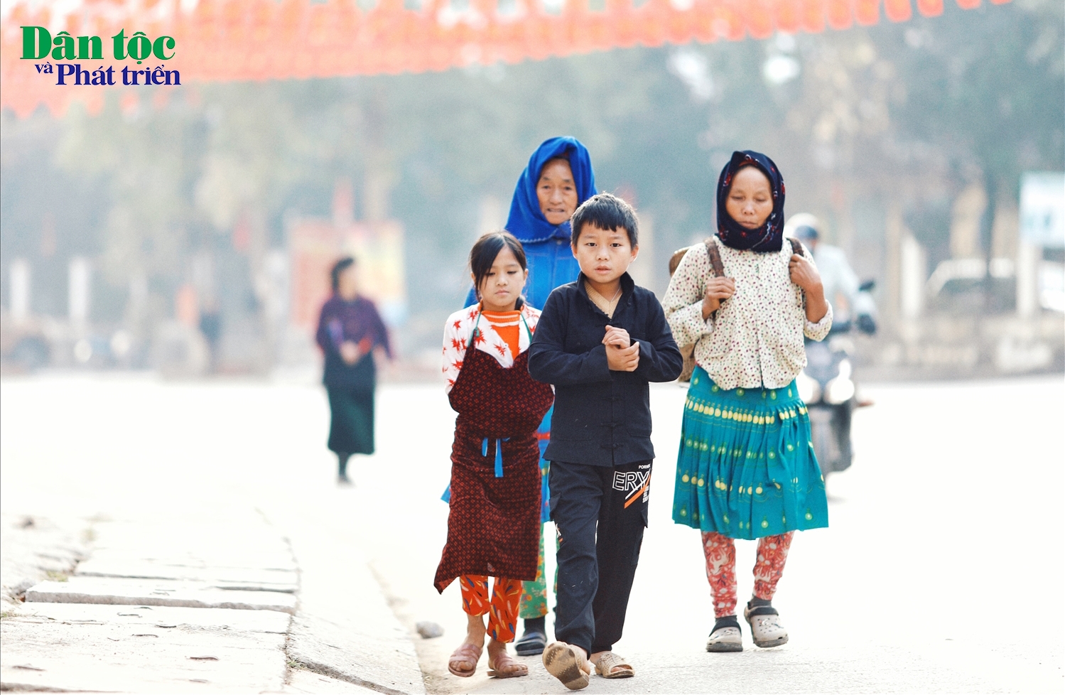 Từ sáng sớm, những bạn nhỏ đã đi theo bà và mẹ của mình xuống trung tâm huyện để ghé thăm chợ Yên Minh