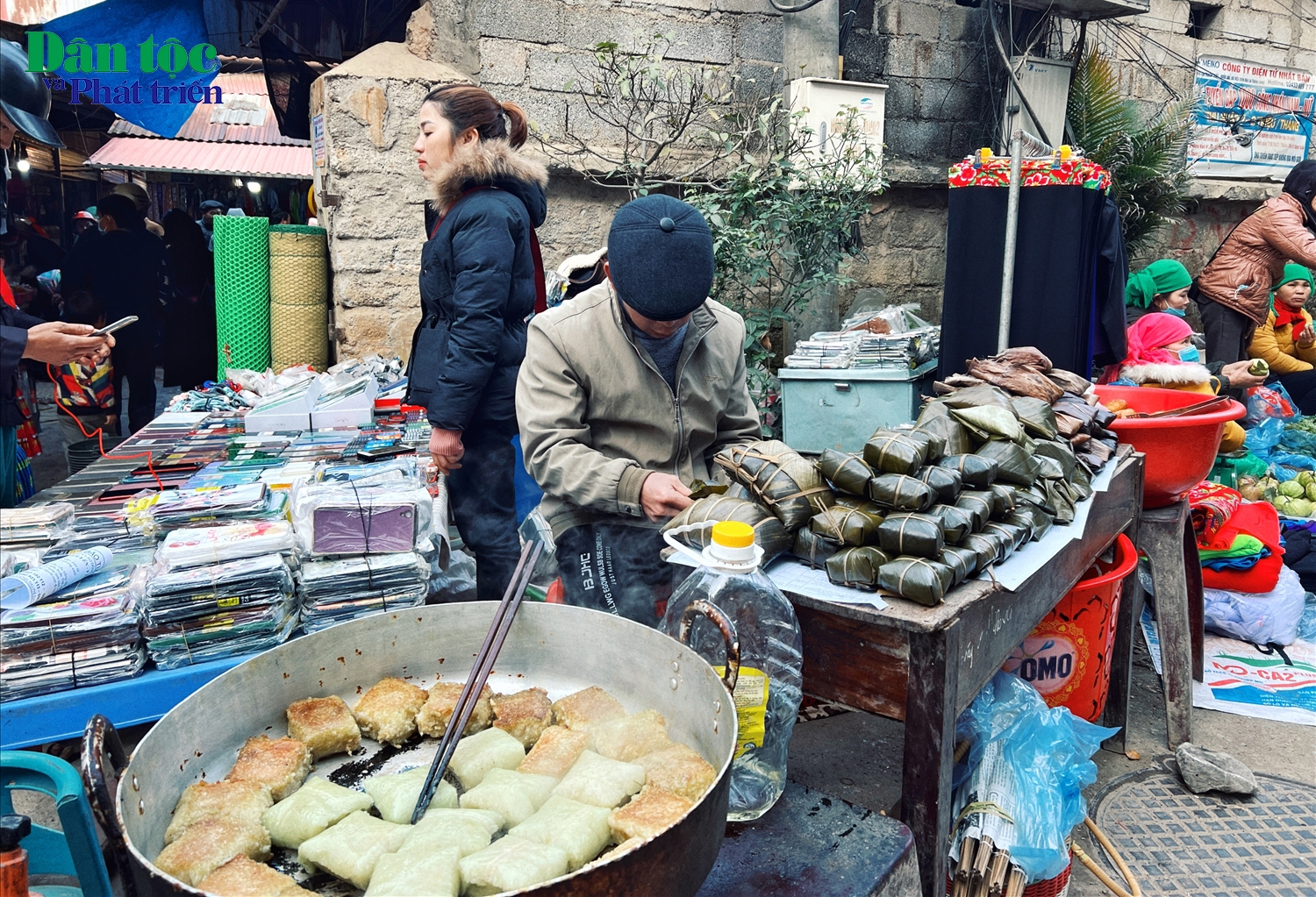 Ngay lối vào chợ, du khách và người dân đi chợ sớm không sợ đói bụng, vì đã có rất sẵn những hàng đồ ăn, bánh đủ loại phục vụ tại chỗ