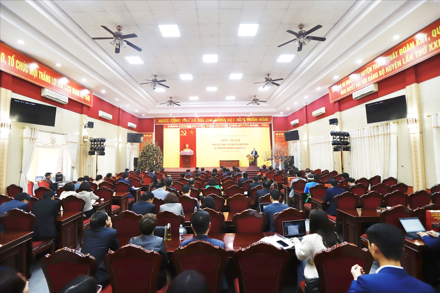 Quang cảnh Hội nghị Tổng kết công tác dân tộc TP. Hà Nội năm 2022 và triển khai nhiệm vụ năm 2023 