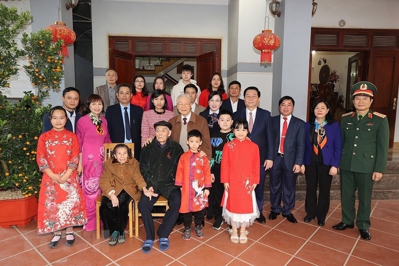 Tổng Bí thư Nguyễn Phú Trọng với gia đình ông Nguyễn Trung Lựu. (Ảnh: TTXVN)