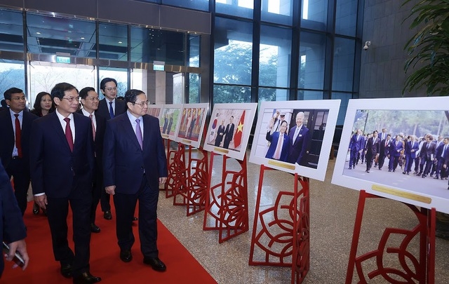 Thủ tướng tham quan nơi trưng bày một số hình ảnh về công tác đối ngoại, ngoại giao của Việt Nam trong năm 2022 - Ảnh: VGP/Nhật Bắc