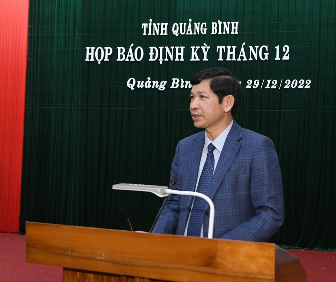 Ông Hồ An Phong phát biểu trong buổi họp báo thường kỳ