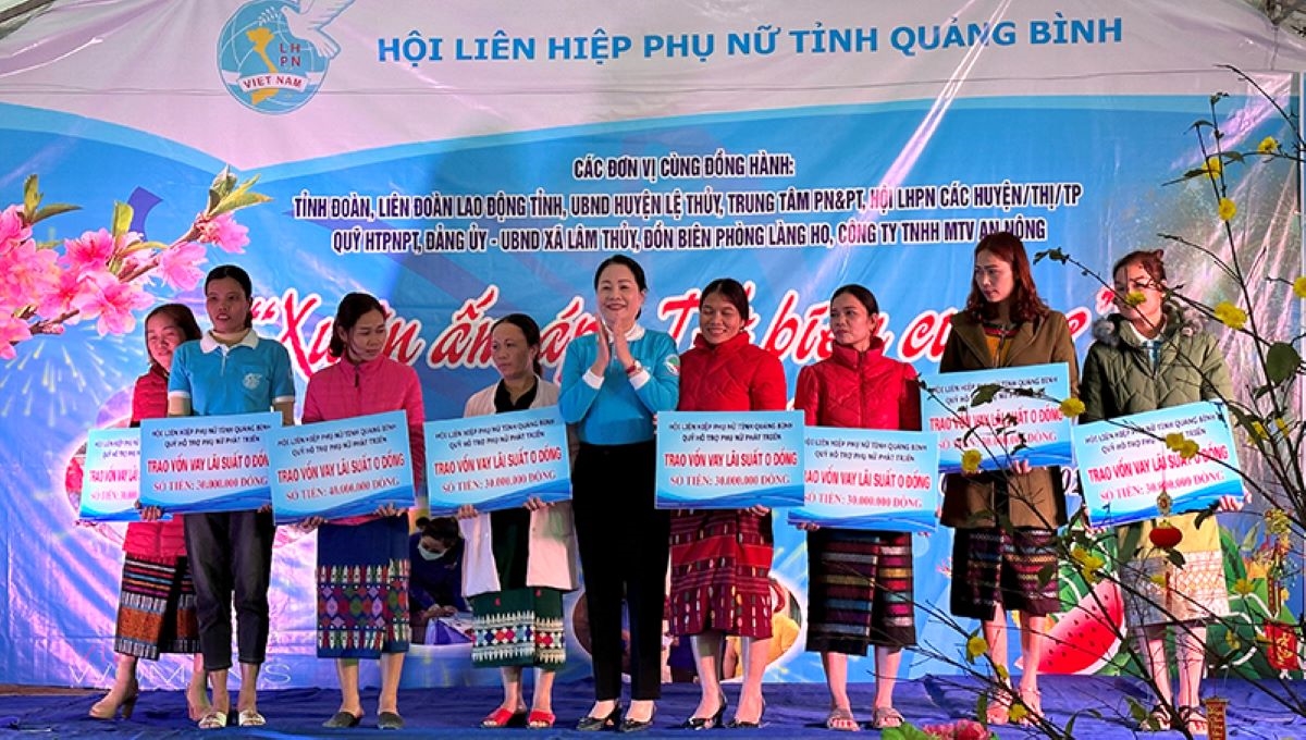 Hội liên hiệp Phụ nữ tỉnh Quảng Bình trao vốn với lãi suất 0 đồng cho hội viên người DTTS phát triển sinh kế