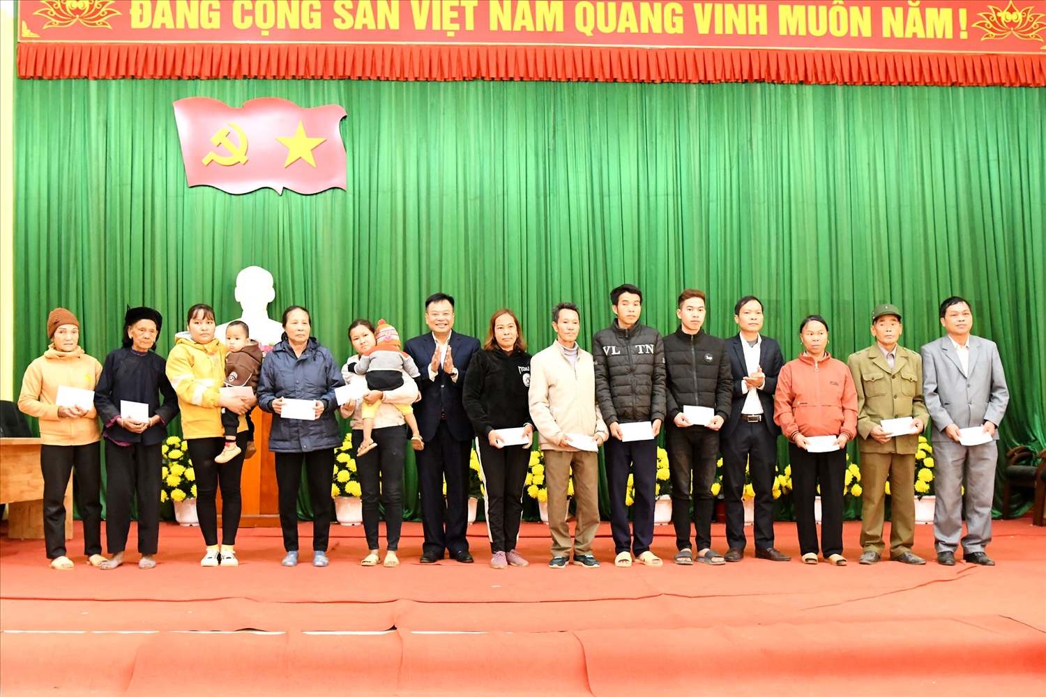 Ban Dân tộc tỉnh Bắc Giang và lãnh đạo huyện Lục Ngạn trao quà cho hộ nghèo, gia đình chính sách xã Cấm Sơn