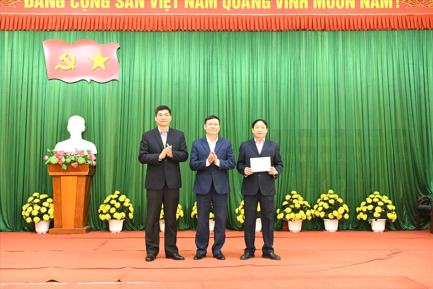 Thứ trưởng, Phó Chủ nhiệm Y Vinh Tơr tặng quà cho xã Cấm Sơn