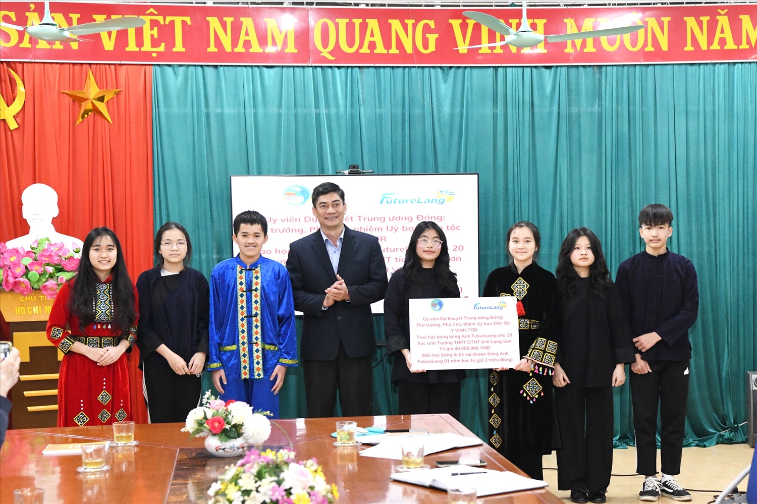 Thứ trưởng, Phó Chủ nhiệm Y Vinh Tơr trao tặng 20 suất học bổng cho Trường THPT Dân tộc nội trú tỉnh Lạng Sơn