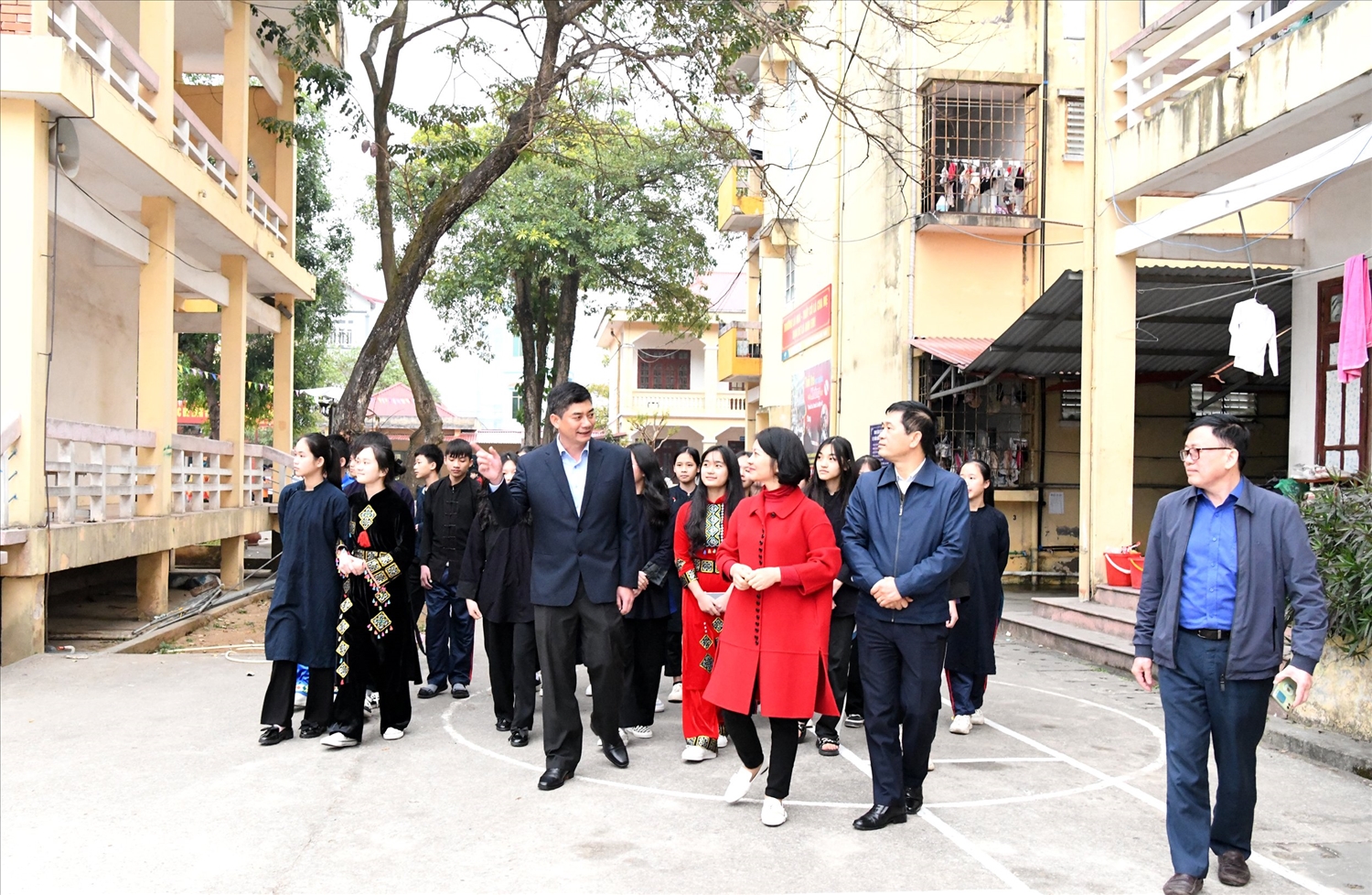 Thứ trưởng, Phó Chủ nhiệm Y Vinh Tơr tham quan khuôn viên Trường THPT Dân tộc nội trú tỉnh Lạng Sơn