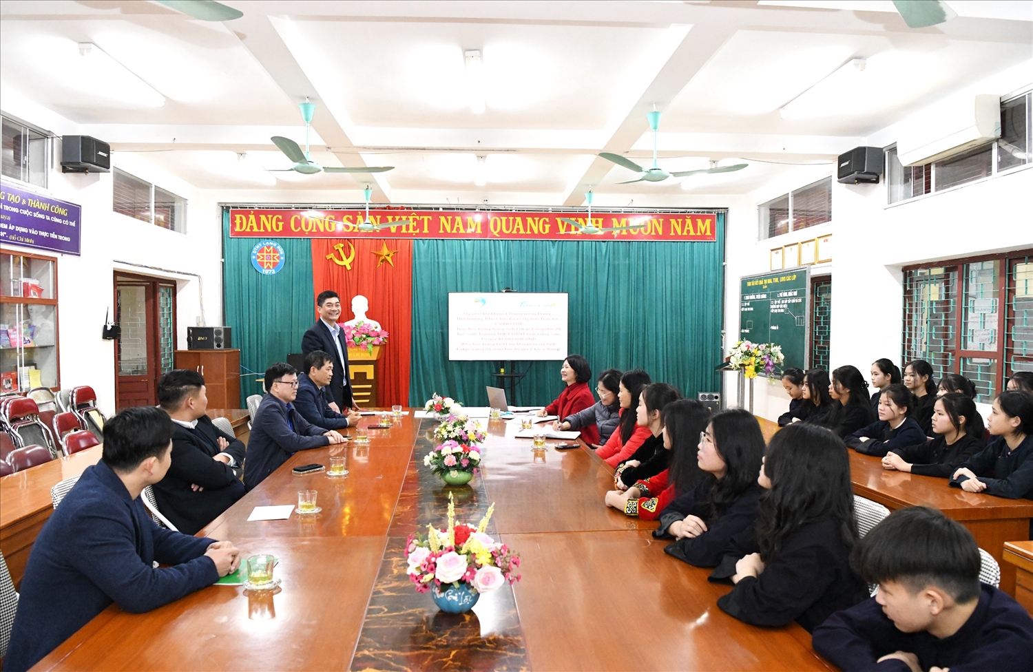 Thứ trưởng, Phó Chủ nhiệm UBDT Y Vinh Tơr phát biểu tại Trường THPT Dân tộc nội trú tỉnh Lạng Sơn