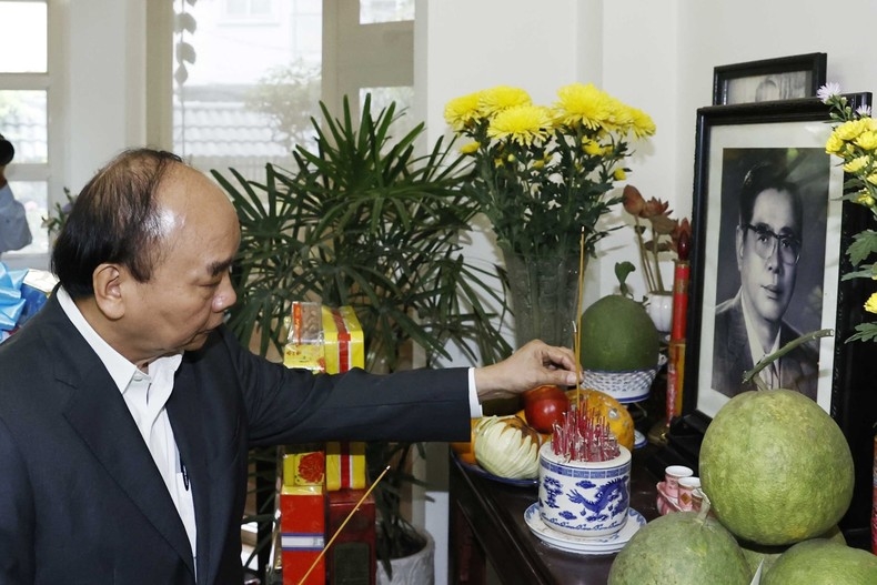 Chủ tịch nước Nguyễn Xuân Phúc dâng hương tưởng nhớ Tổng Bí thư Nguyễn Văn Linh. (Ảnh: Thống Nhất/TTXVN)