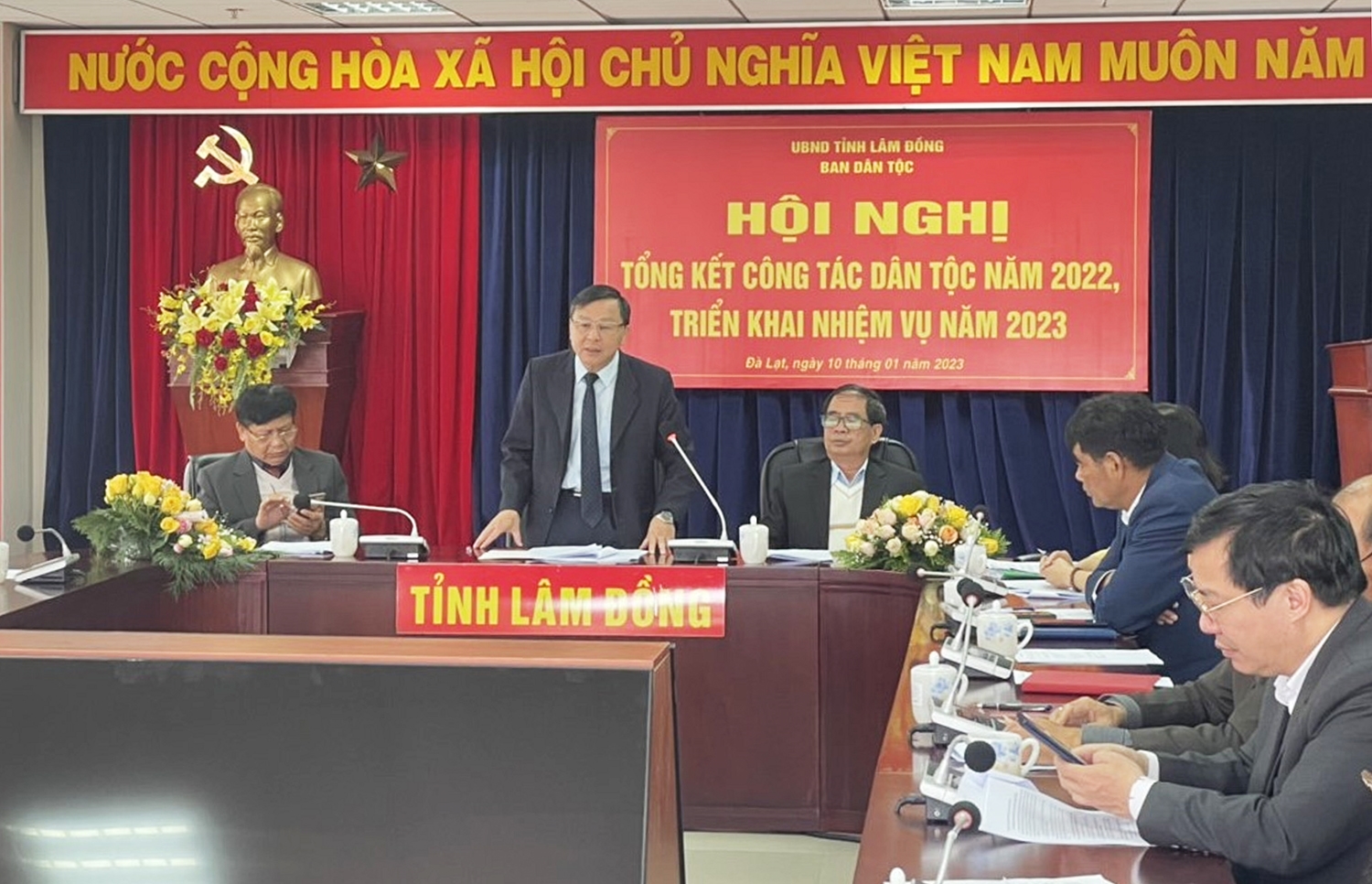 Ông Võ Văn Hoàng - Trưởng Ban Dân tộc Lâm Đồng báo cáo tại Hội nghị 