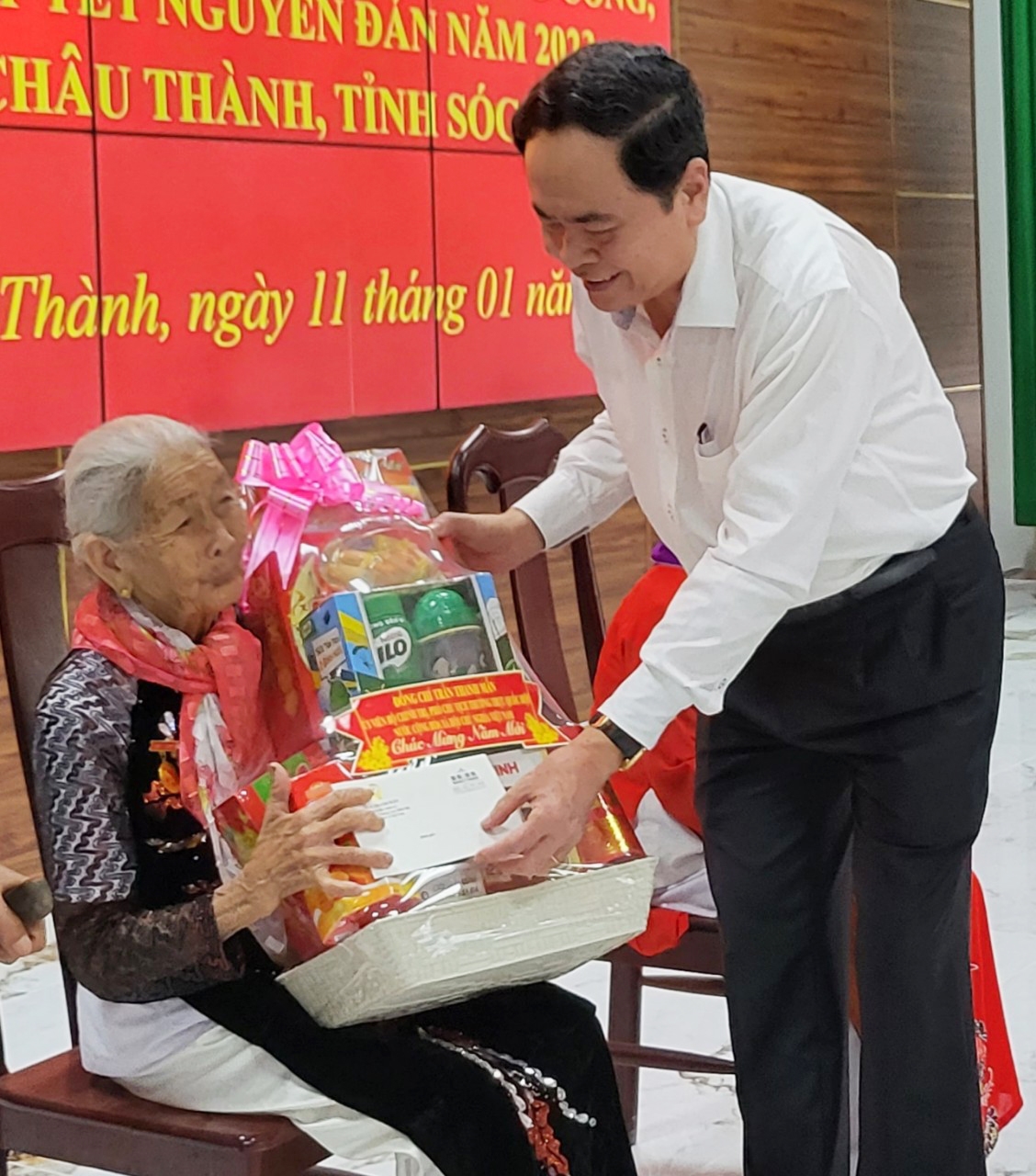 Phó Chủ tịch Thường trực Quốc hội Trần Thanh Mẫn trao quà mừng Xuân đến Mẹ Việt Nam anh hùng đang sinh sống tại huyện Châu Thành