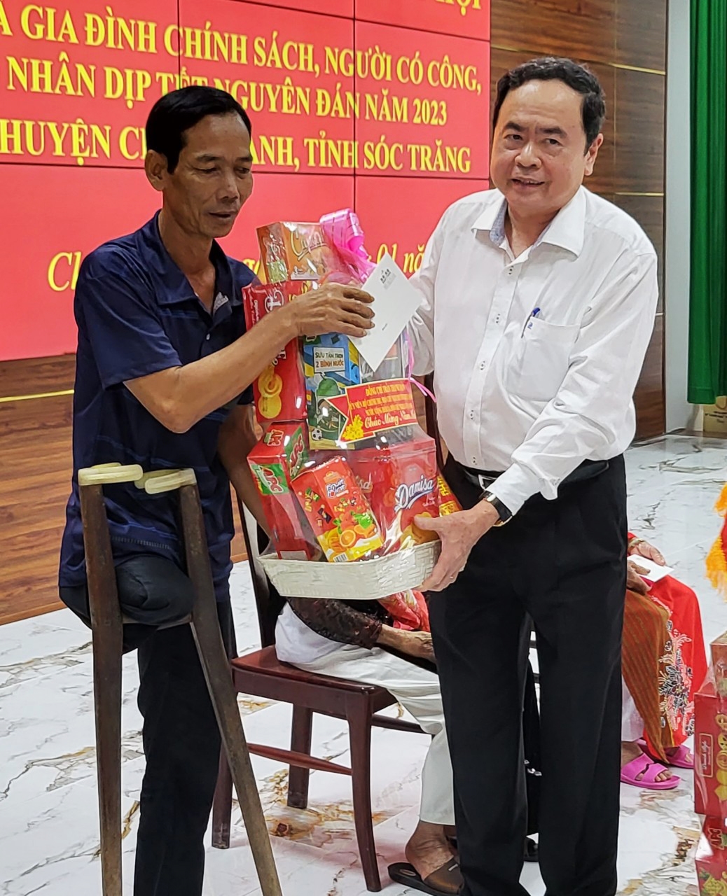 Phó Chủ tịch Thường trực Quốc hội Trần Thanh Mẫn trao quà đến hộ gia đình chính sách