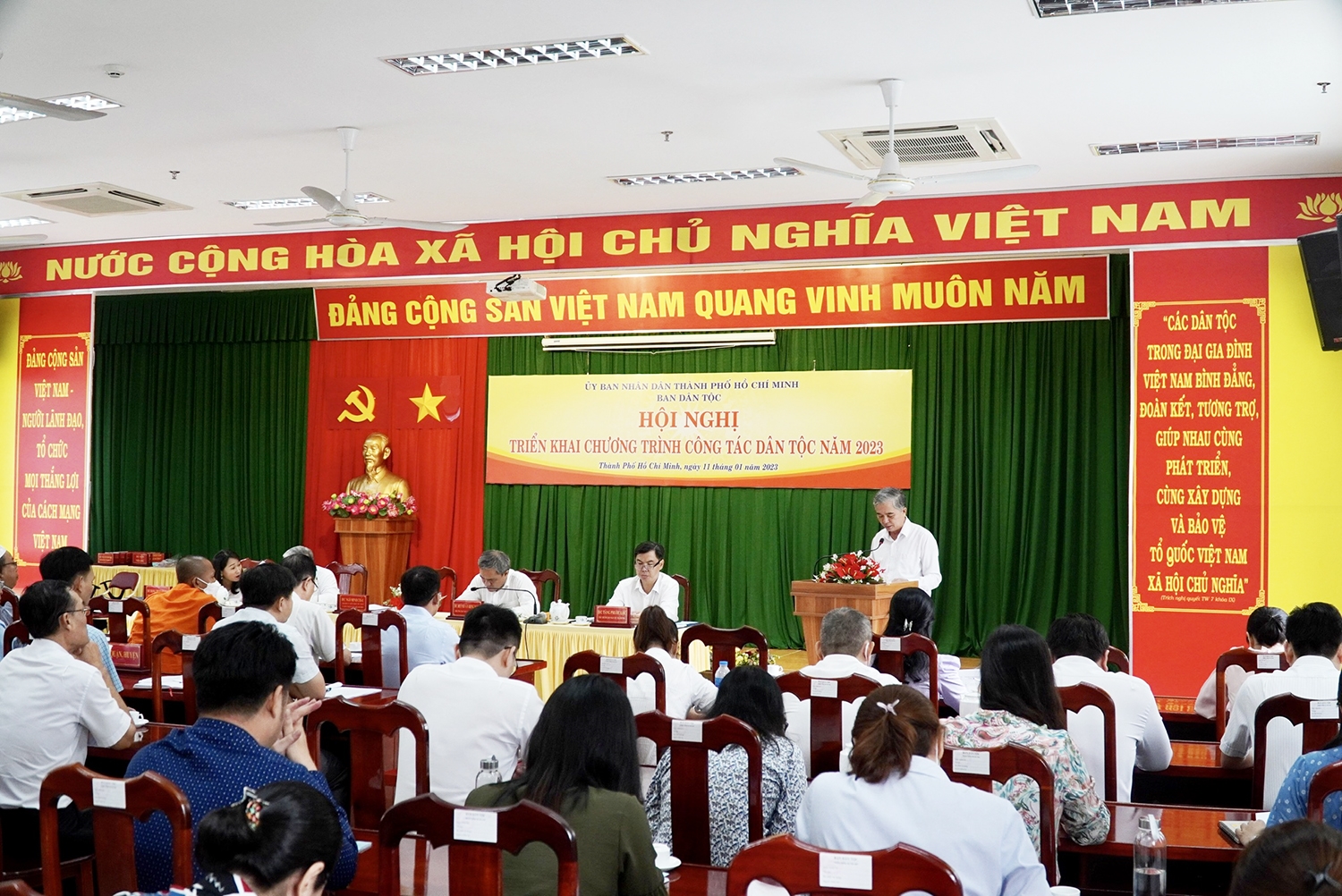 Đại diện Ban Dân tộc TP. Hồ Chí Minh báo cáo tình hình công tác Dân tộc trong năm 2022 và phương hướng hoạt động 2023