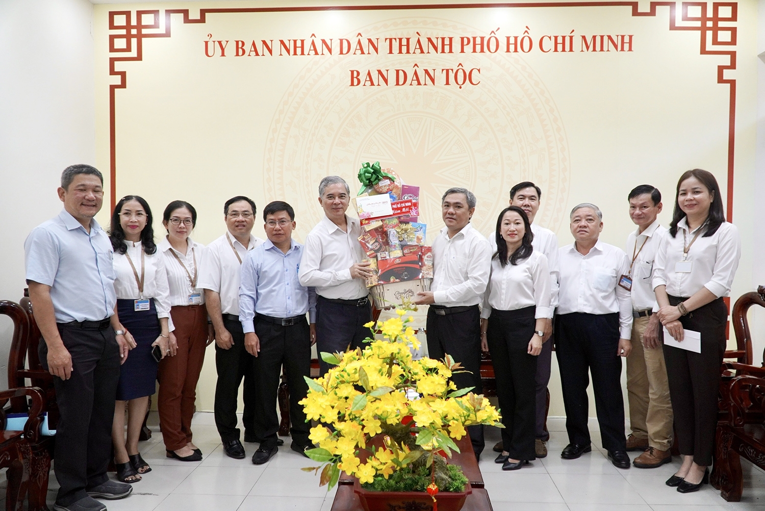 Ông Ngô Minh Châu - Phó Chủ tịch UBND TP. Hồ Chí Minh tham dự và tặng quà mừng Xuân cho Ban Dân tộc Thành phố