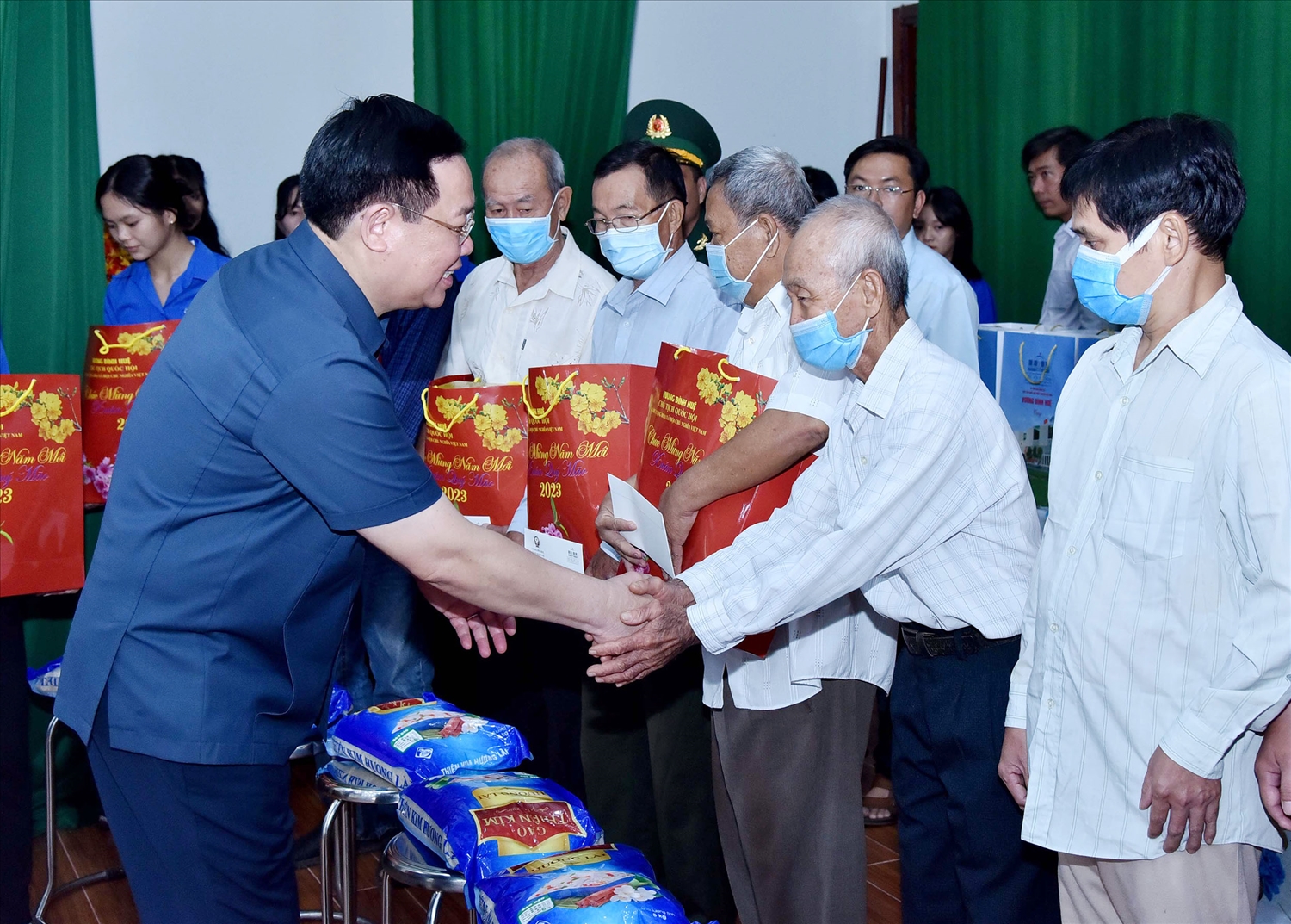 Chủ tịch Quốc hội Vương Đình Huệ thăm, tặng quà Tết gia đình chính sách, hộ nghèo, đồng bào dân tộc tỉnh An Giang.