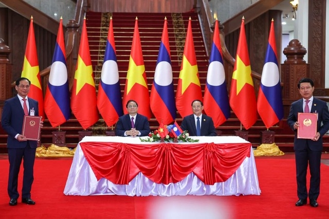 Hai Thủ tướng chứng kiến lễ ký Thoả thuận giữa Bộ Ngoại giao Việt Nam và Bộ Ngoại giao Lào về hợp tác đào tạo, bồi dưỡng cán bộ làm công tác đối ngoại và hội nhập quốc tế cho các bộ, ngành, địa phương của Lào - Ảnh: VGP/Nhật Bắc