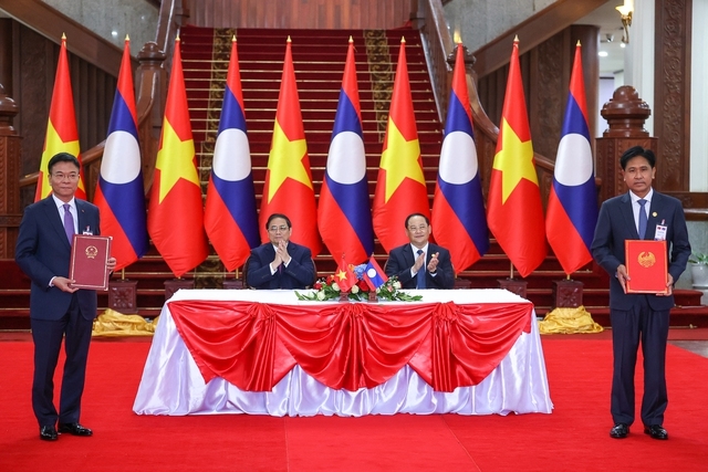 Hai Thủ tướng chứng kiến lễ ký Hiệp định tương trợ tư pháp dân sự giữa Việt Nam và Lào - Ảnh: VGP/Nhật Bắc