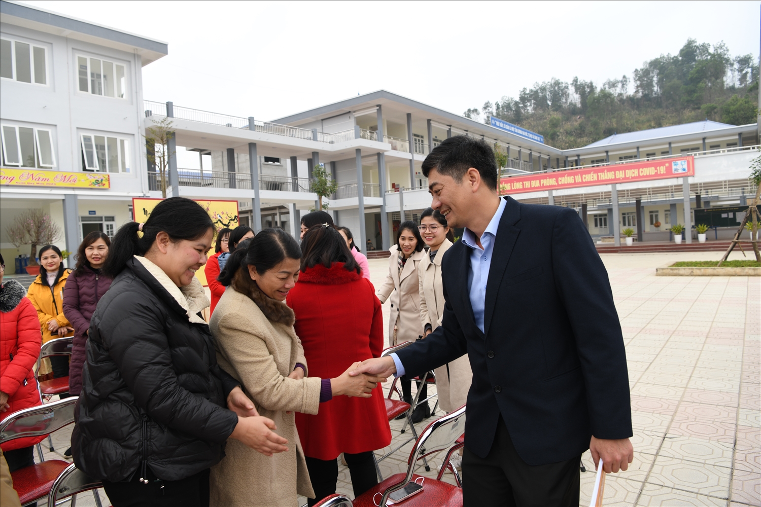 Thứ trưởng, Phó Chủ nhiệm UBDT Y Vinh Tơr thăm hỏi, động viên thầy, cô giáo Trường THPT Dân tộc nội trú tỉnh Cao Bằng