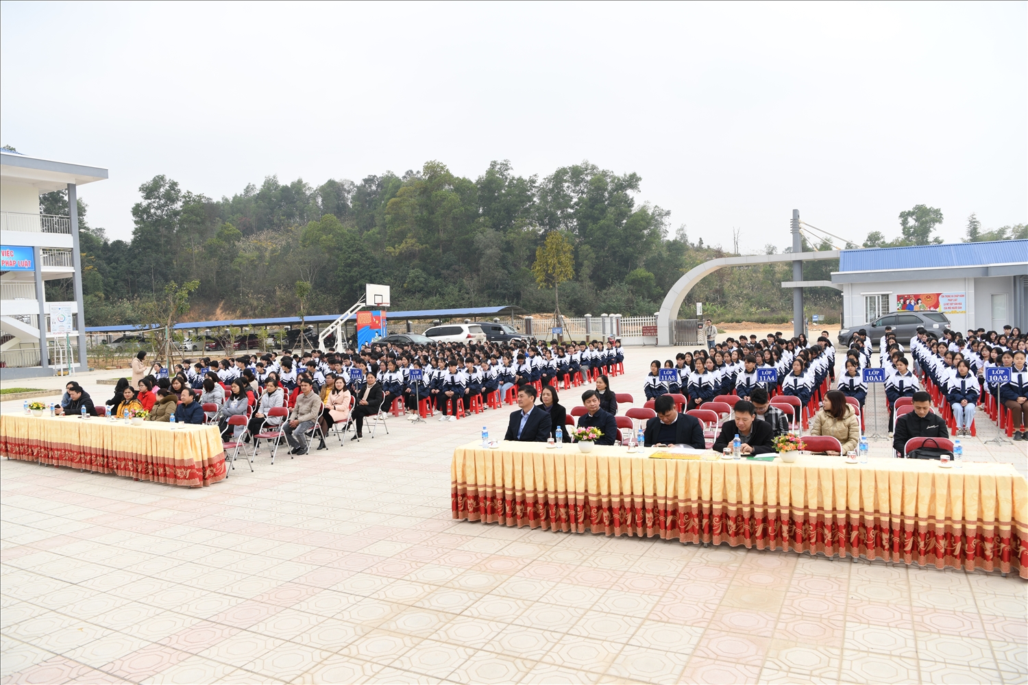 Các đại biểu dự chương trình tại Trường THPT Dân tộc nội trú tỉnh Cao Bằng