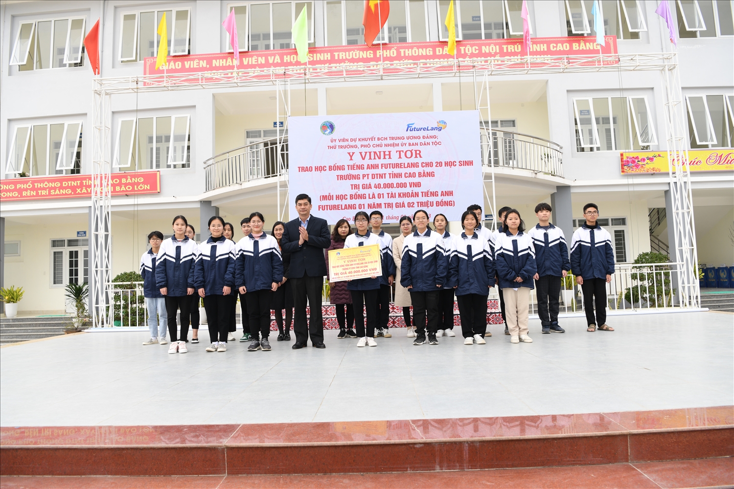 Thứ trưởng, Phó Chủ nhiệm UBDT Y Vinh Tơr trao tặng 20 suất học bổng cho học sinh Trường THPT Dân tộc nội trú tỉnh Cao Bằng