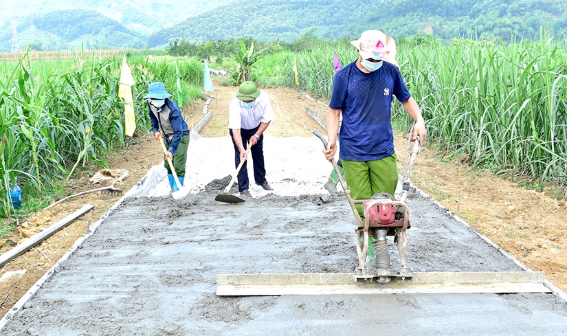 Nhân dân thôn Tân Tiến tự thuê máy làm nhẵn mặt đường