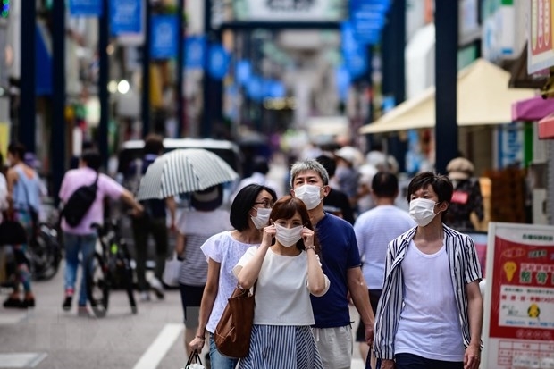 Người dân đeo khẩu trang phòng dịch COVID-19 tại Tokyo, Nhật Bản. (Ảnh: AFP/TTXVN) 
