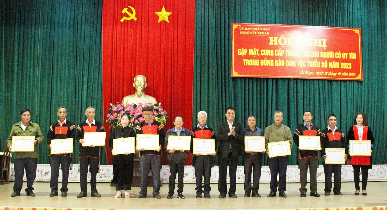 Phó Chủ tịch UBND huyện Y Wem Hwing tặng Giấy khen cho 15 Người có uy tín tiêu biểu
