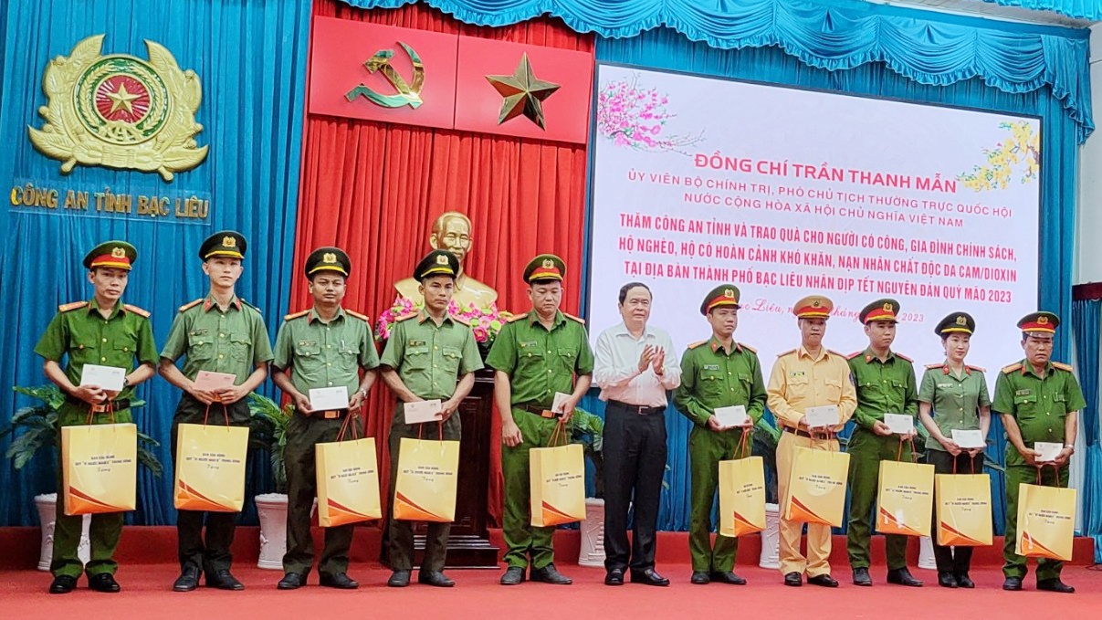 Ủy viên Bộ Chính trị, Phó Chủ tịch Thường trực Quốc hội Trần Thanh Mẫn trao quà Tết đến cán bộ, chiến sĩ Công an tỉnh Bạc Liêu