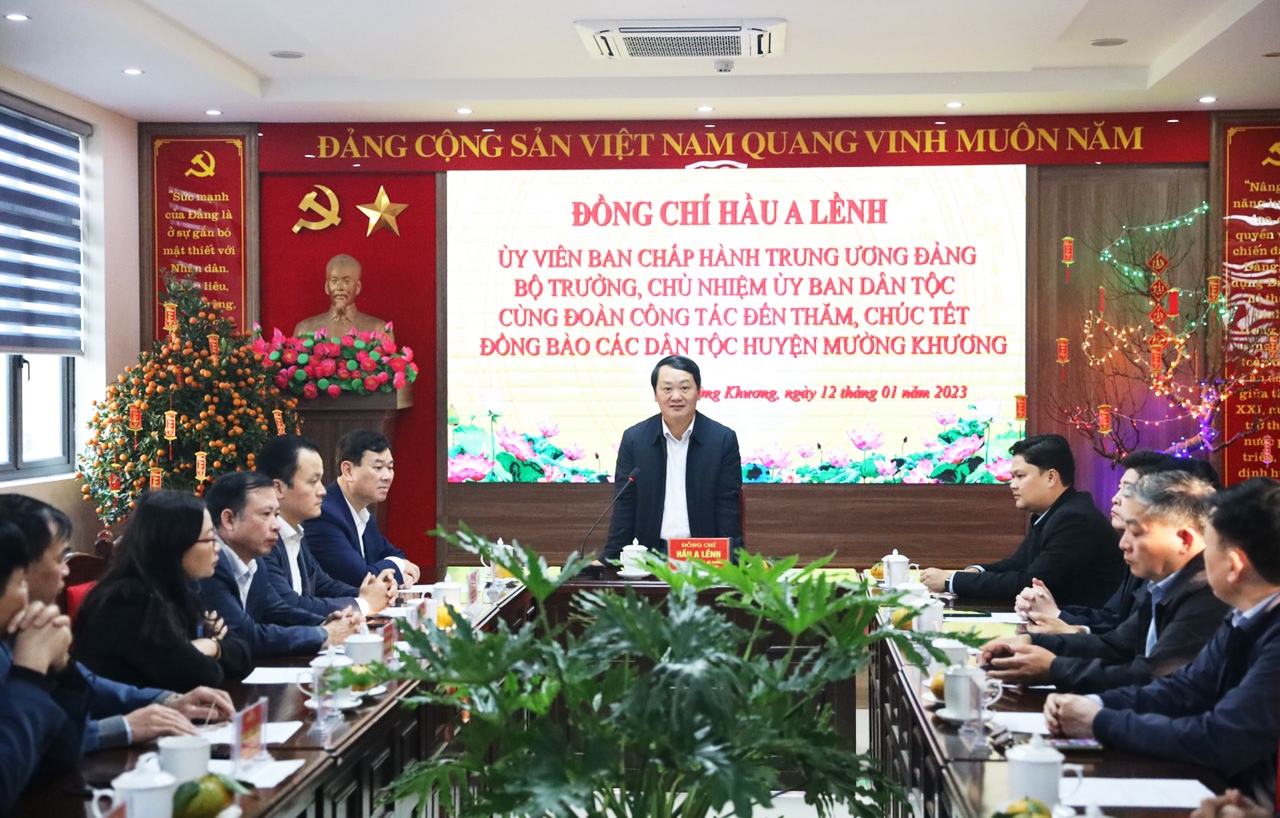 Bộ trưởng, Chủ nhiệm Ủy ban Dân tộc Hầu A Lềnh động viên Đảng bộ, Chính quyền và Nhân dân các dân tộc huyện Mường Khương tiếp tục vượt qua khó khăn, phát triển kinh tế - xã hội
