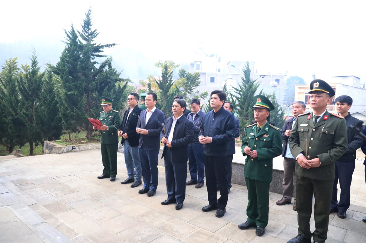 Đoàn công tác dâng hương tưởng niệm các liệt sĩ tại Đài tưởng niệm Liệt sĩ Đồn Biên phòng Pha Long