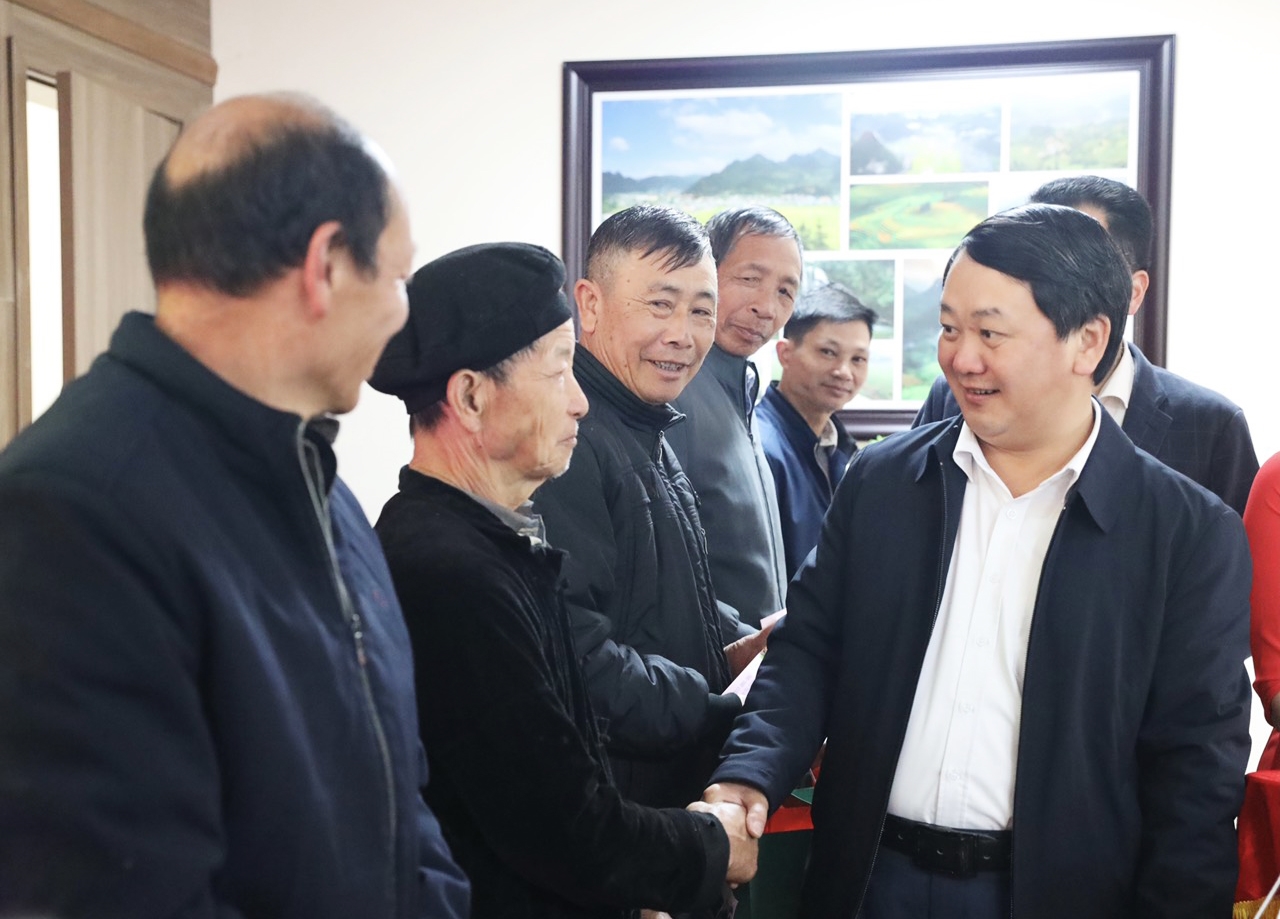 Bộ trưởng, Chủ nhiệm Ủy ban Dân tộc Hầu A Lềnh thăm hỏi, động viên Người có uy tín huyện Mường Khương 
