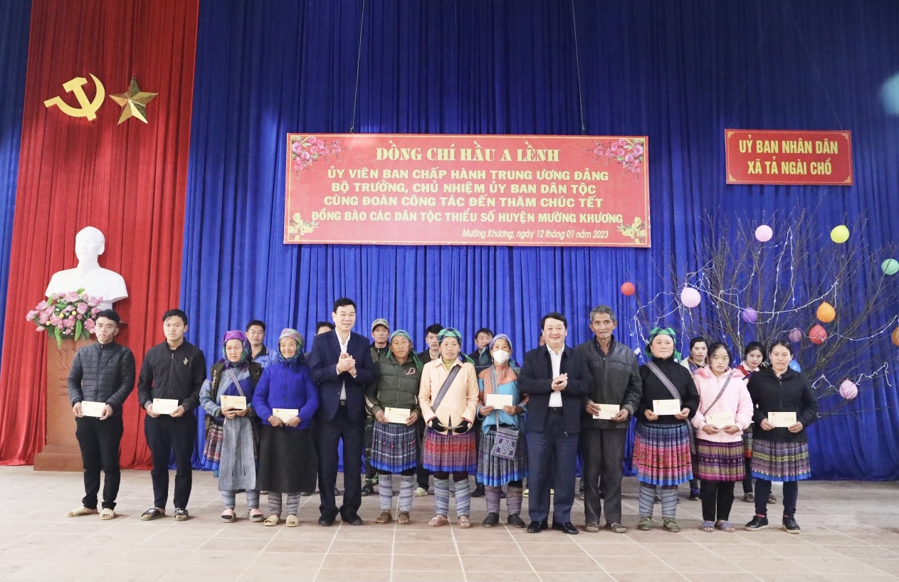 Bộ trưởng, Chủ nhiệm Ủy ban Dân tộc Hầu A Lềnh tặng quà đồng bào DTTS xã Tả Ngài Chồ, huyện Mường Khương 
