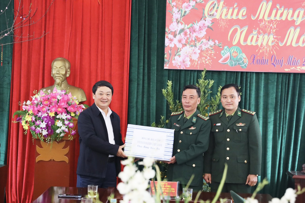 Bộ trưởng, Chủ nhiệm Ủy ban Dân tộc Hầu A Lềnh tặng quà cán bộ, chiến sĩ Đồn Biên phòng Pha Long