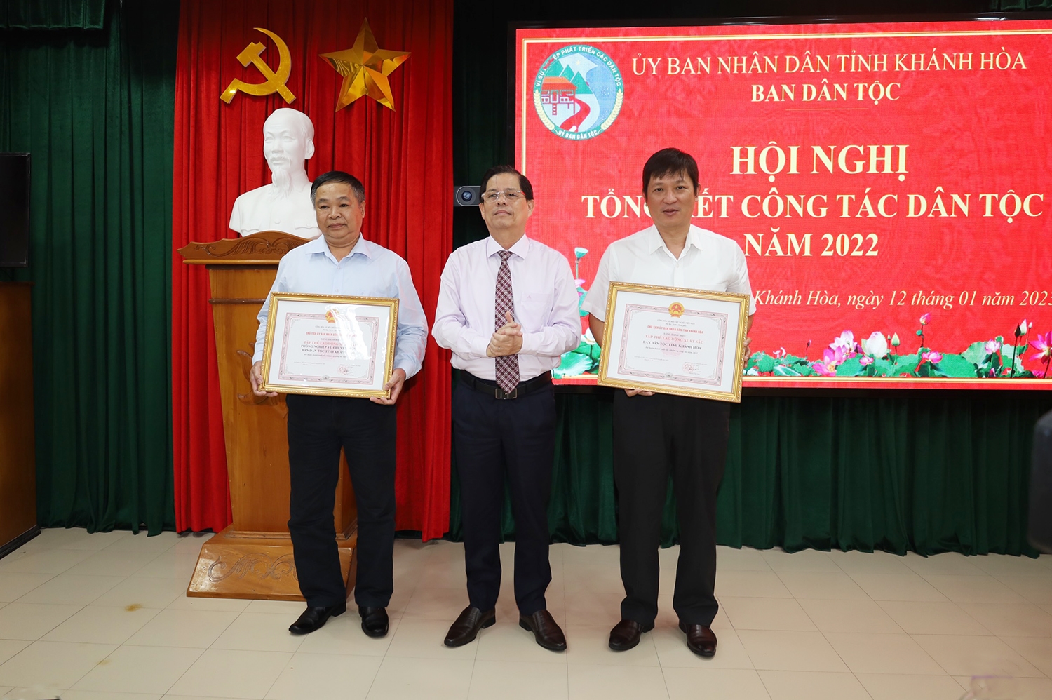 Chủ tịch UBND tỉnh Khánh Hòa Nguyễn Tấn Tuân trao tặng danh hiệu Tập thể Lao động xuất sắc cho 2 tập thể thuộc Ban Dân tộc tỉnh Khánh Hòa