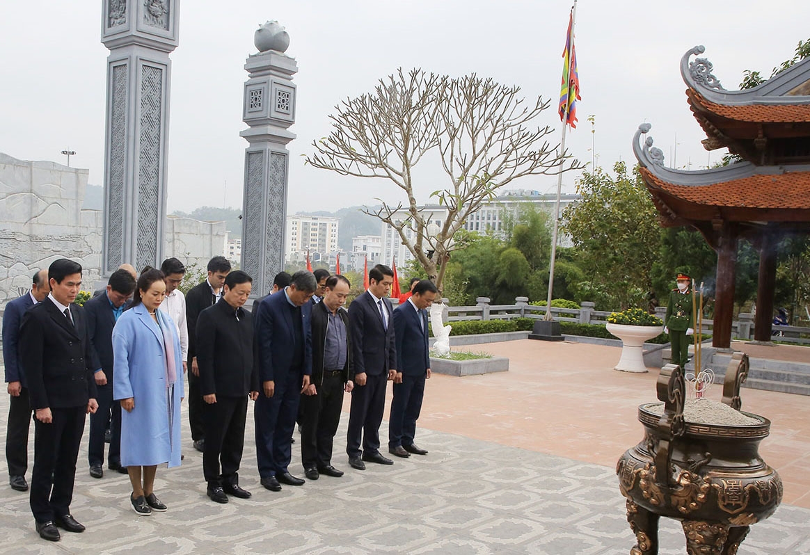 Phó Thủ tướng Chính phủ Trần Hồng Hà và Đoàn công tác đến dâng hương, dâng hoa tại Đền thờ Chủ tịch Hồ Chí Minh tại Quảng trường Tây Bắc