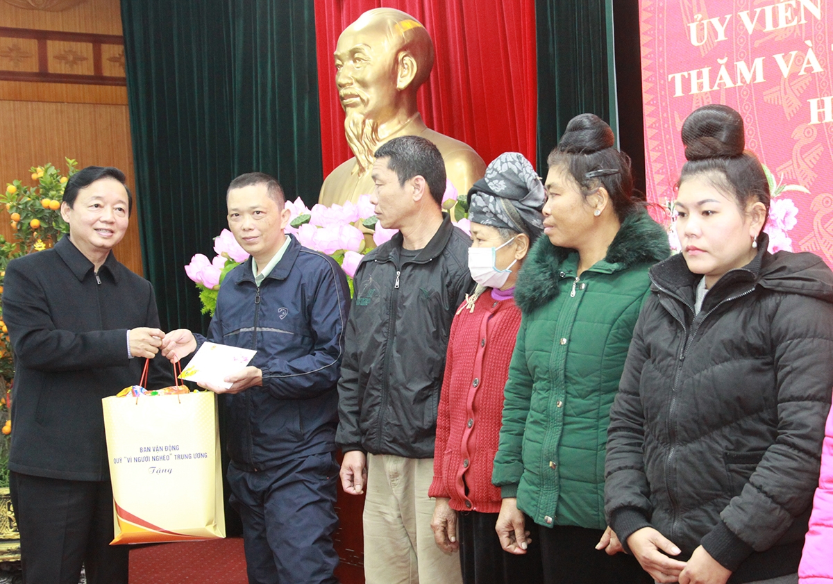 Phó Thủ tướng Chính phủ Trần Hồng Hà tặng quà Tết cho các hộ nghèo Sơn La